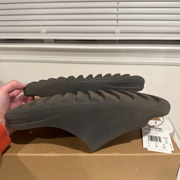 Yeezy Slides - Picture 3 of 6